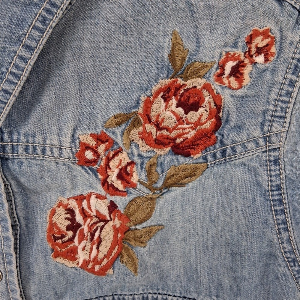 Shyanne Denim Western Shirt Womens M Light Wash Blue Snap Button Floral Rose - Picture 8 of 8